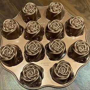 Nordic Ware "Sweethearts" 12 Rose Cakelet Pan 🌹